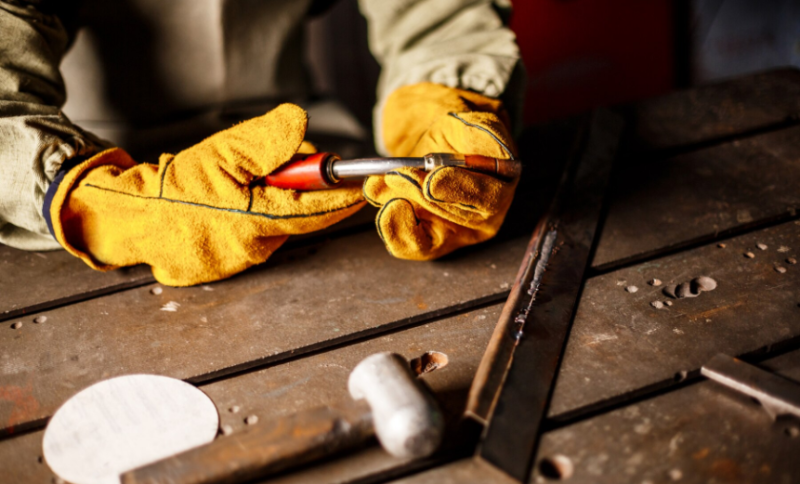 Краги для сварщиков: виды, материалы, характеристики и критерии выбора